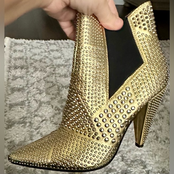 ‼️RARE‼️🎸JEFFREY CAMPBELL🎸🔥NWT🔥Studd Bootie in Gold w Silver Studs -Size 7.5 - Picture 9 of 16